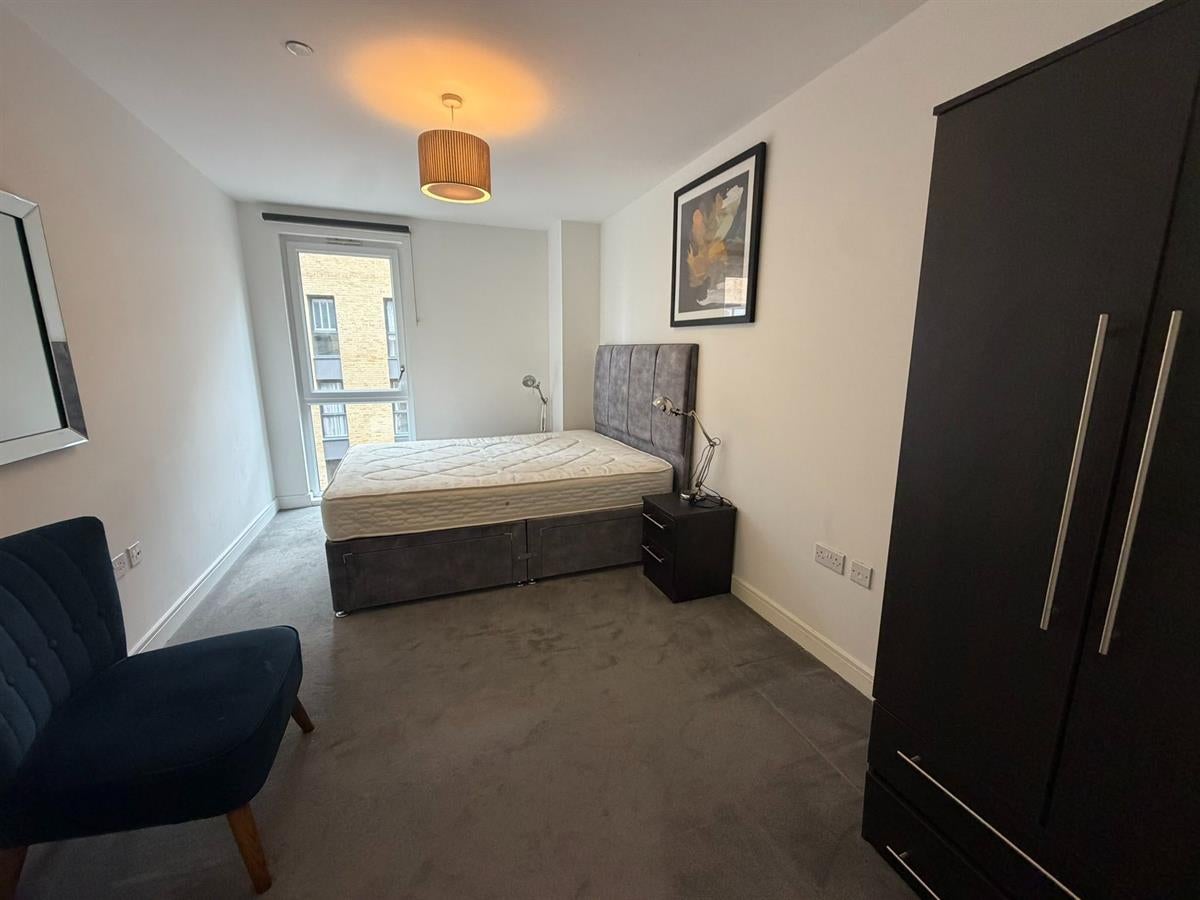 Flat Hoffmans Road in Greater London