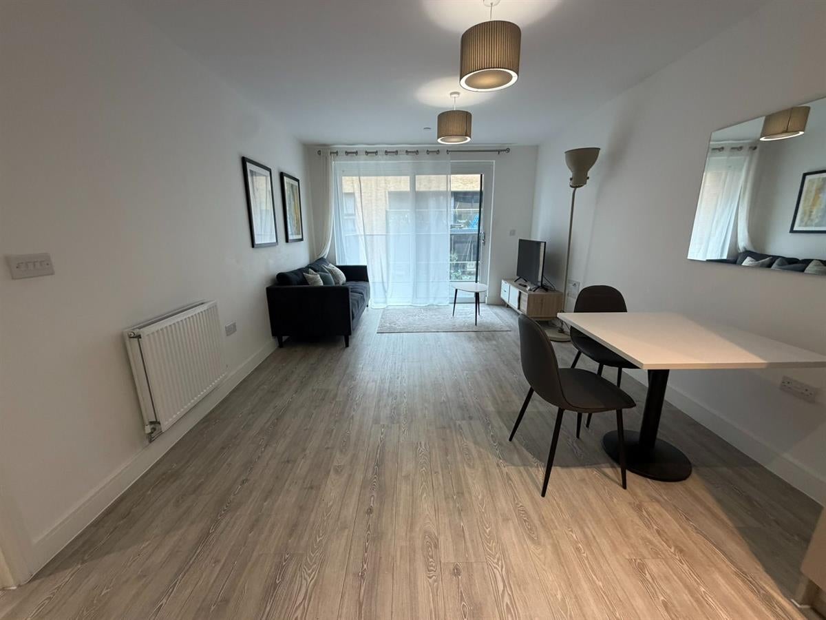Flat Hoffmans Road in Greater London