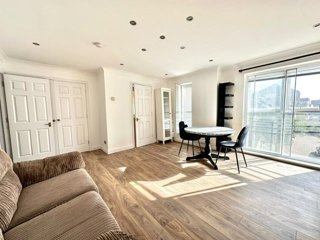 Flat Wesley Avenue in Greater London