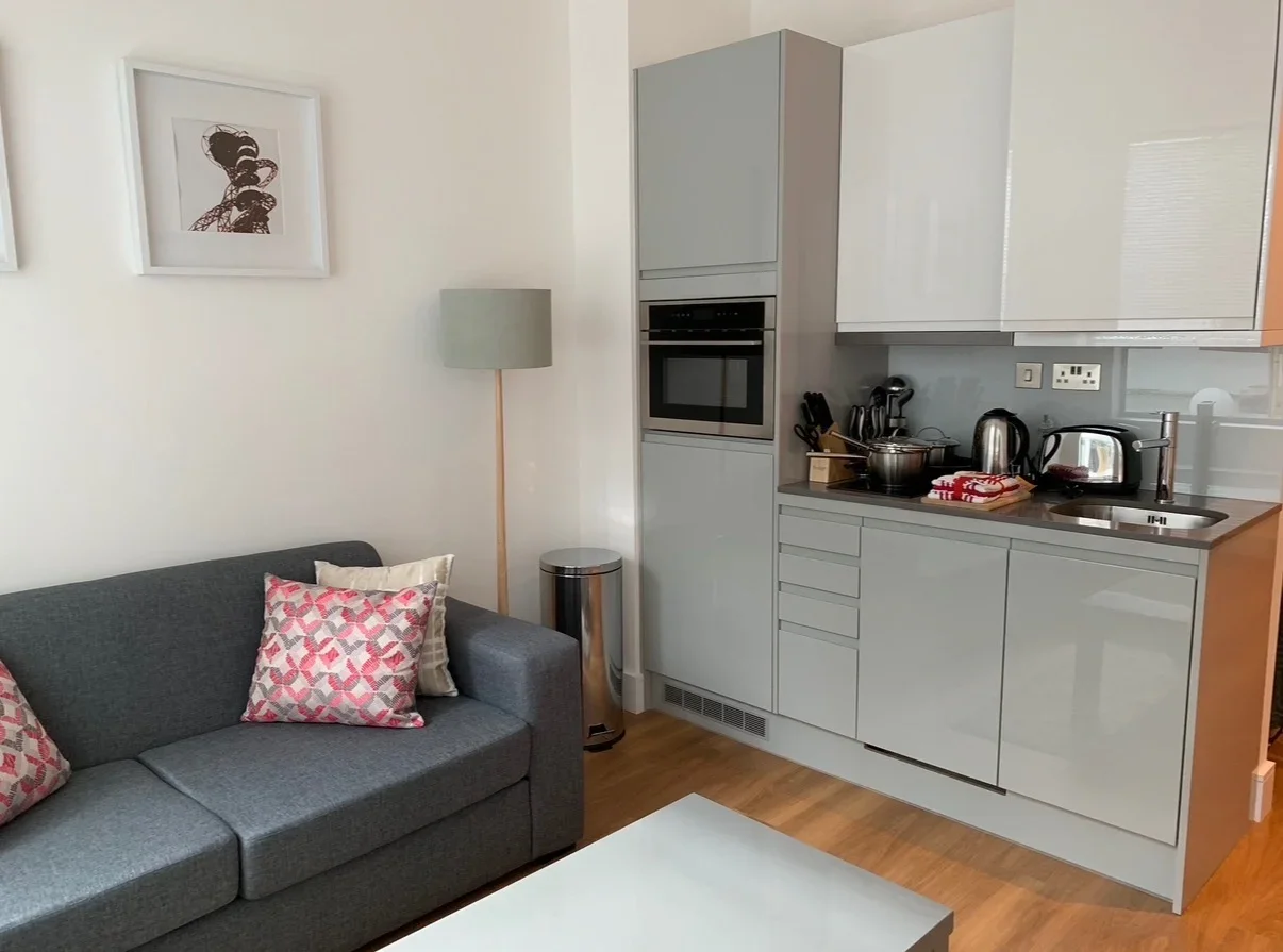 Flat Buckingham Avenue in Slough