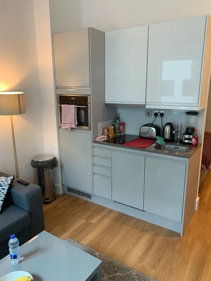 Flat Buckingham Avenue in Slough