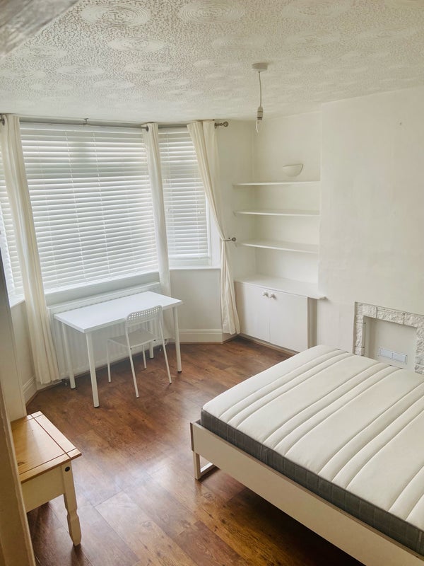 Room Lewington Road in Bristol