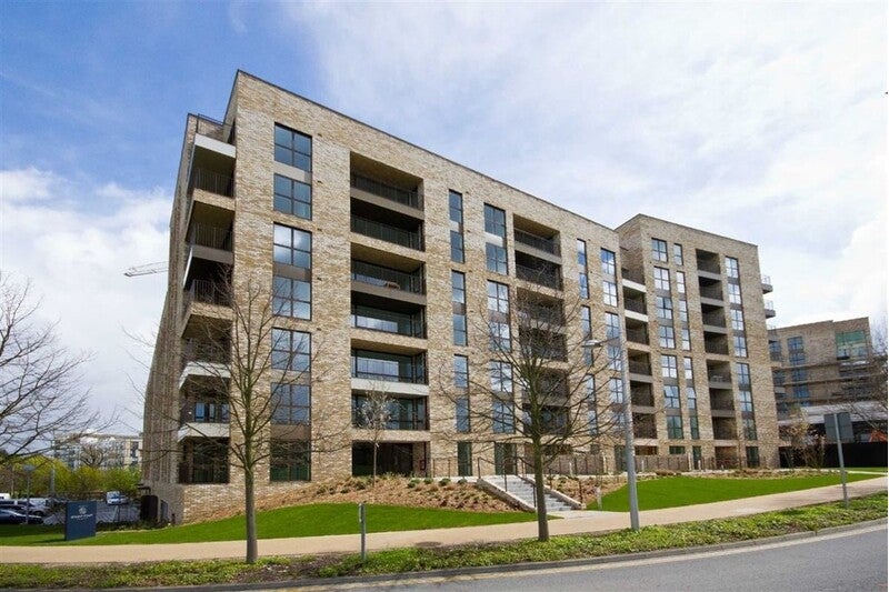 Flat Lakeside Drive in Greater London