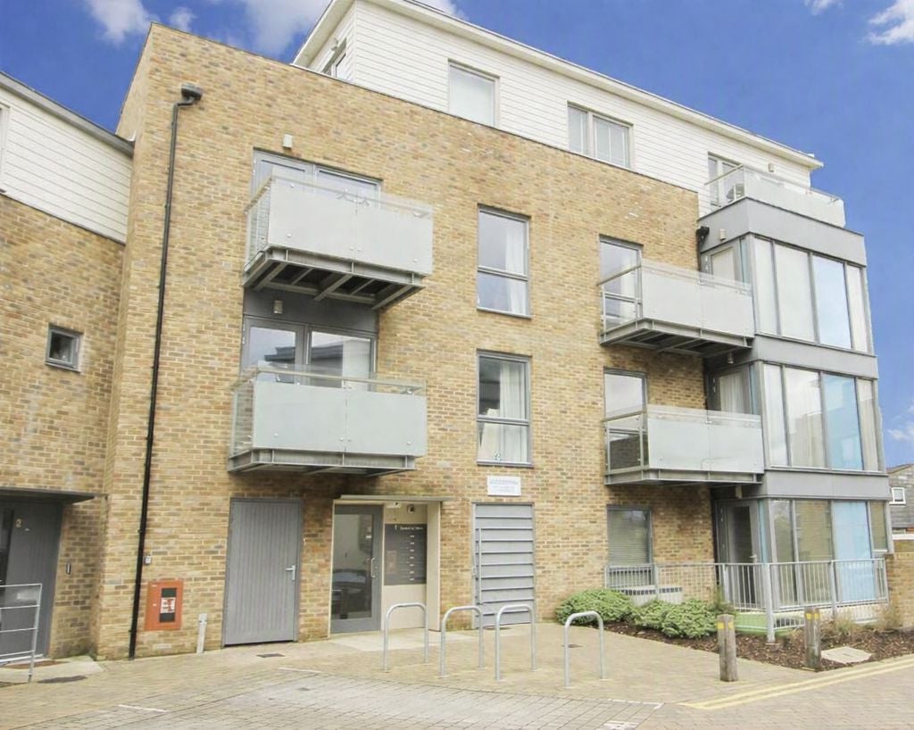 Flat Snowdrop Mews in Greater London