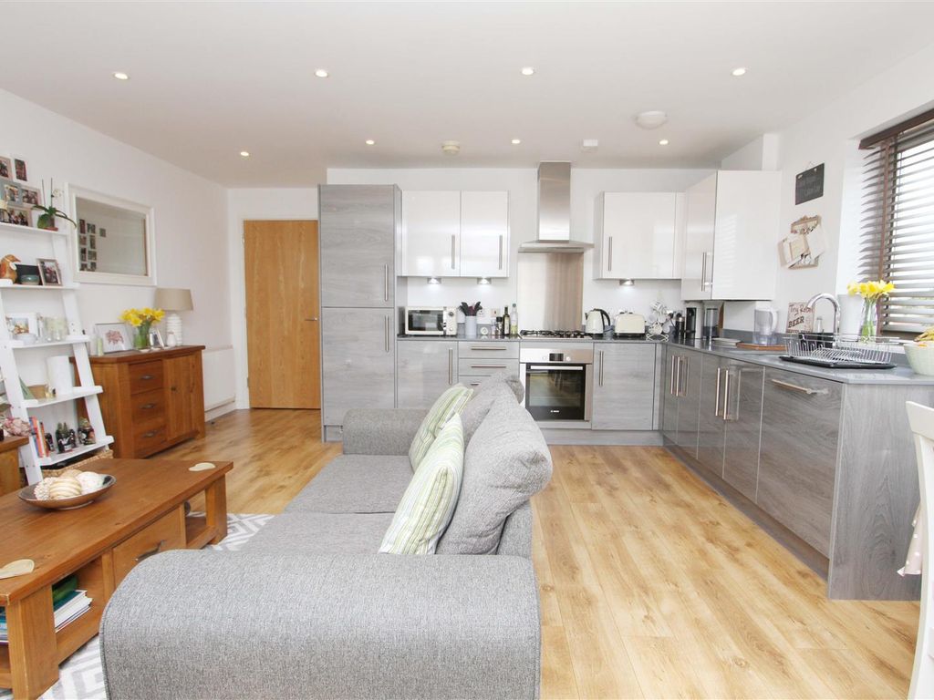 Flat Snowdrop Mews in Greater London