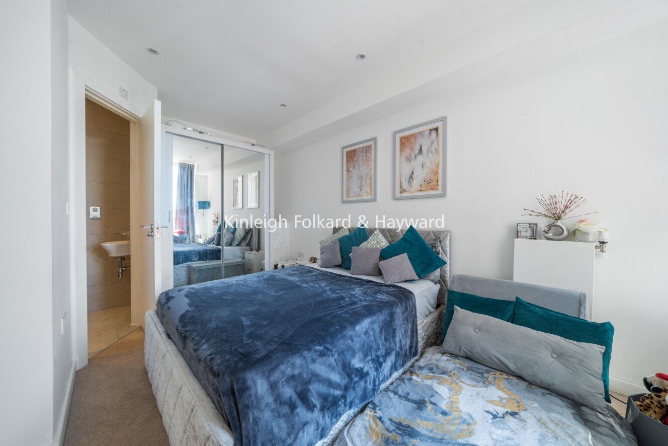 Flat Ealing Road in Greater London