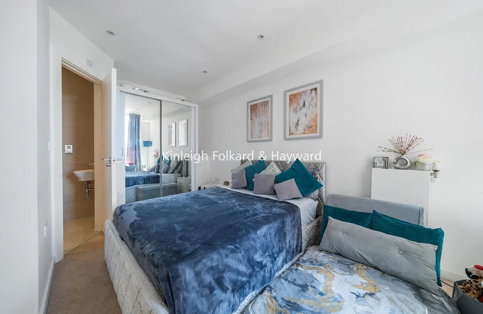 Flat Ealing Road in Greater London