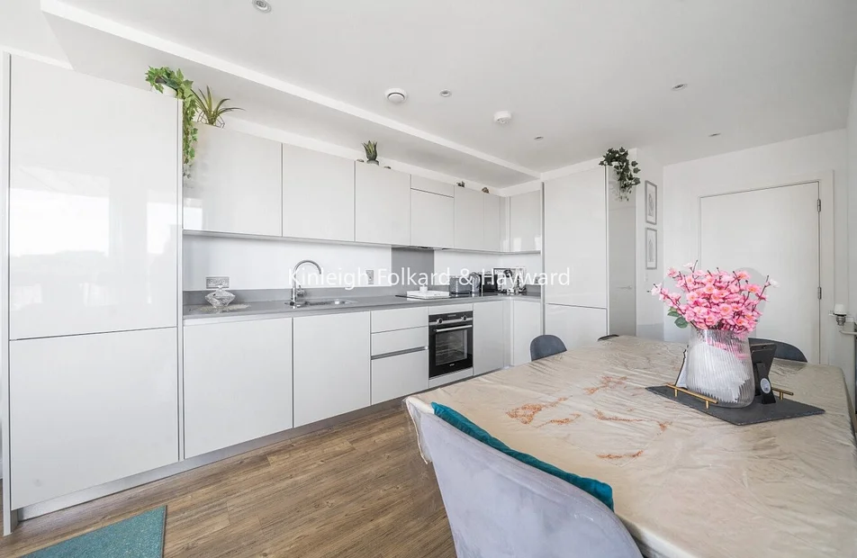 Flat Ealing Road in Greater London