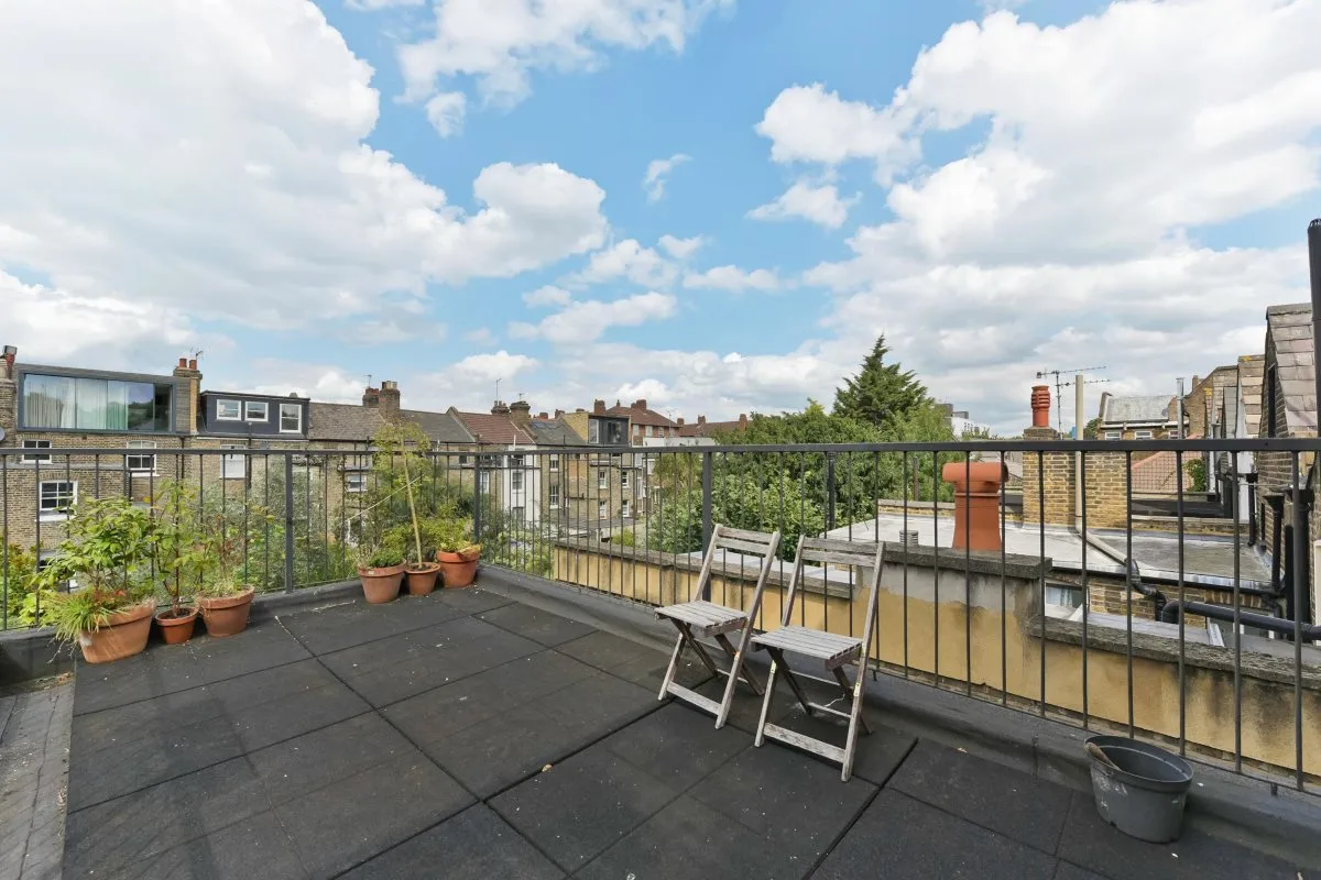 Flat Avenell Road in Greater London