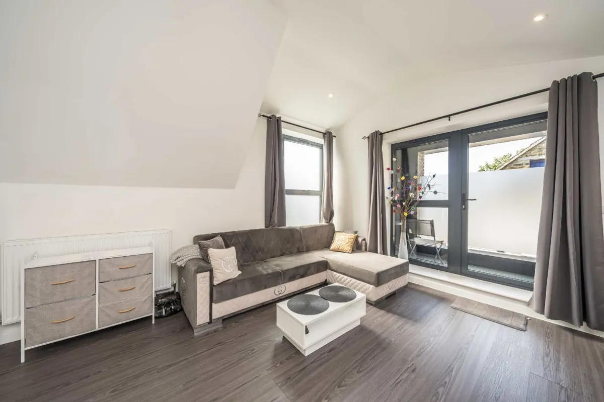 Flat Estreham Road in Greater London