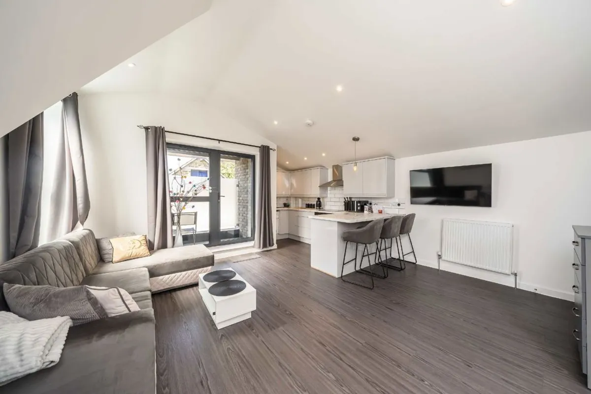 Flat Estreham Road in Greater London