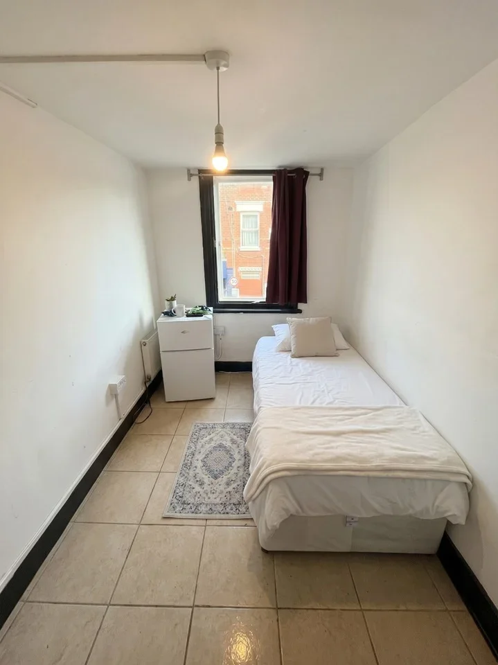 Room High Road in Greater London
