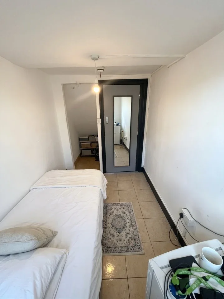 Room High Road in Greater London