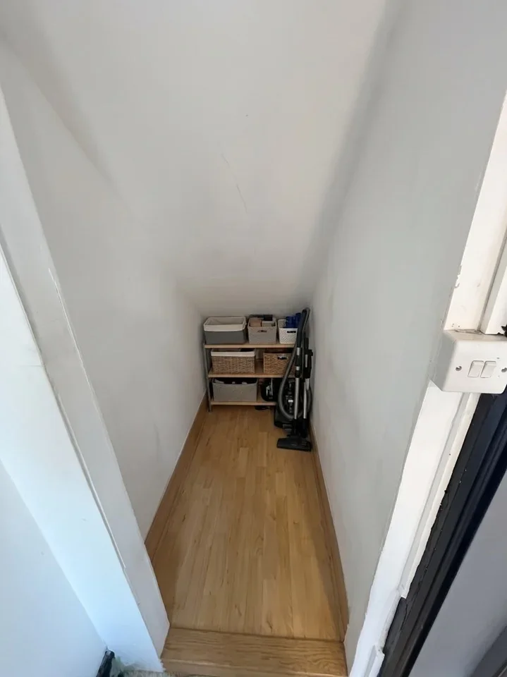Room High Road in Greater London