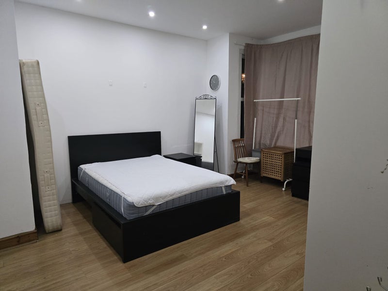 Room Wembley Hill Road in Greater London