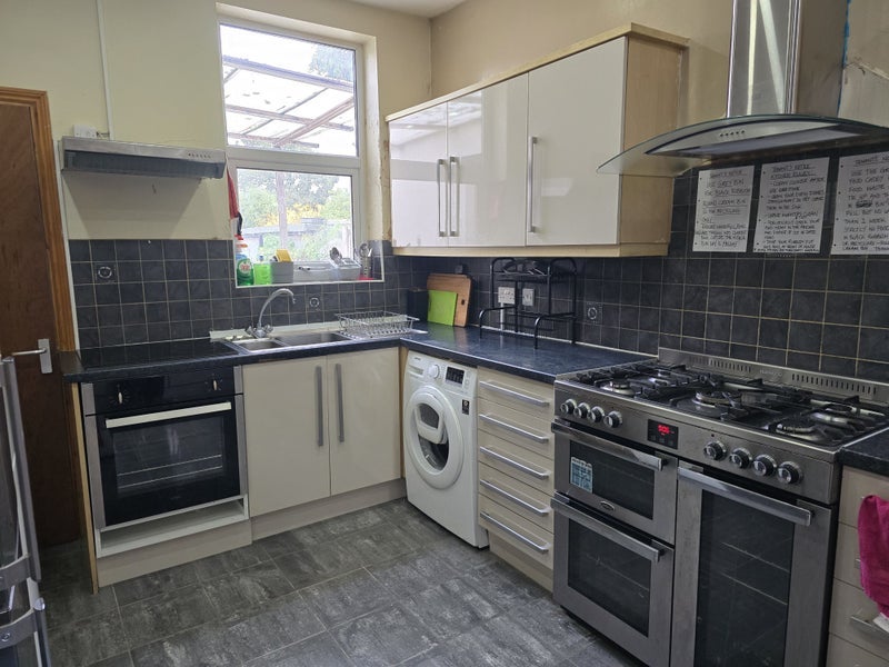 Room Wembley Hill Road in Greater London