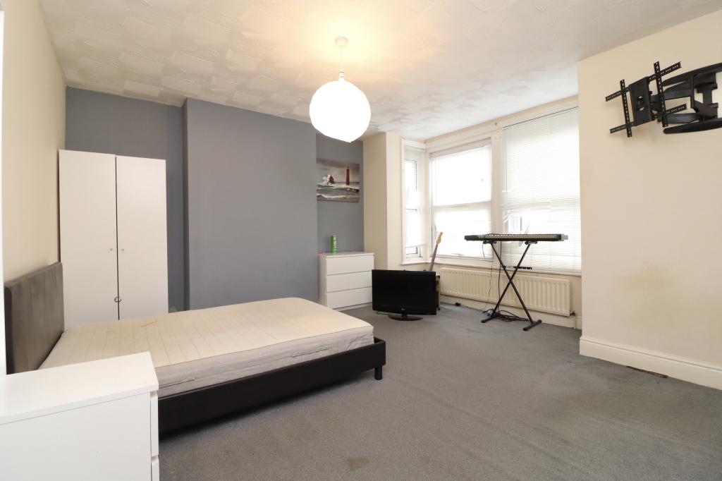 Room Harborough Road in Southampton