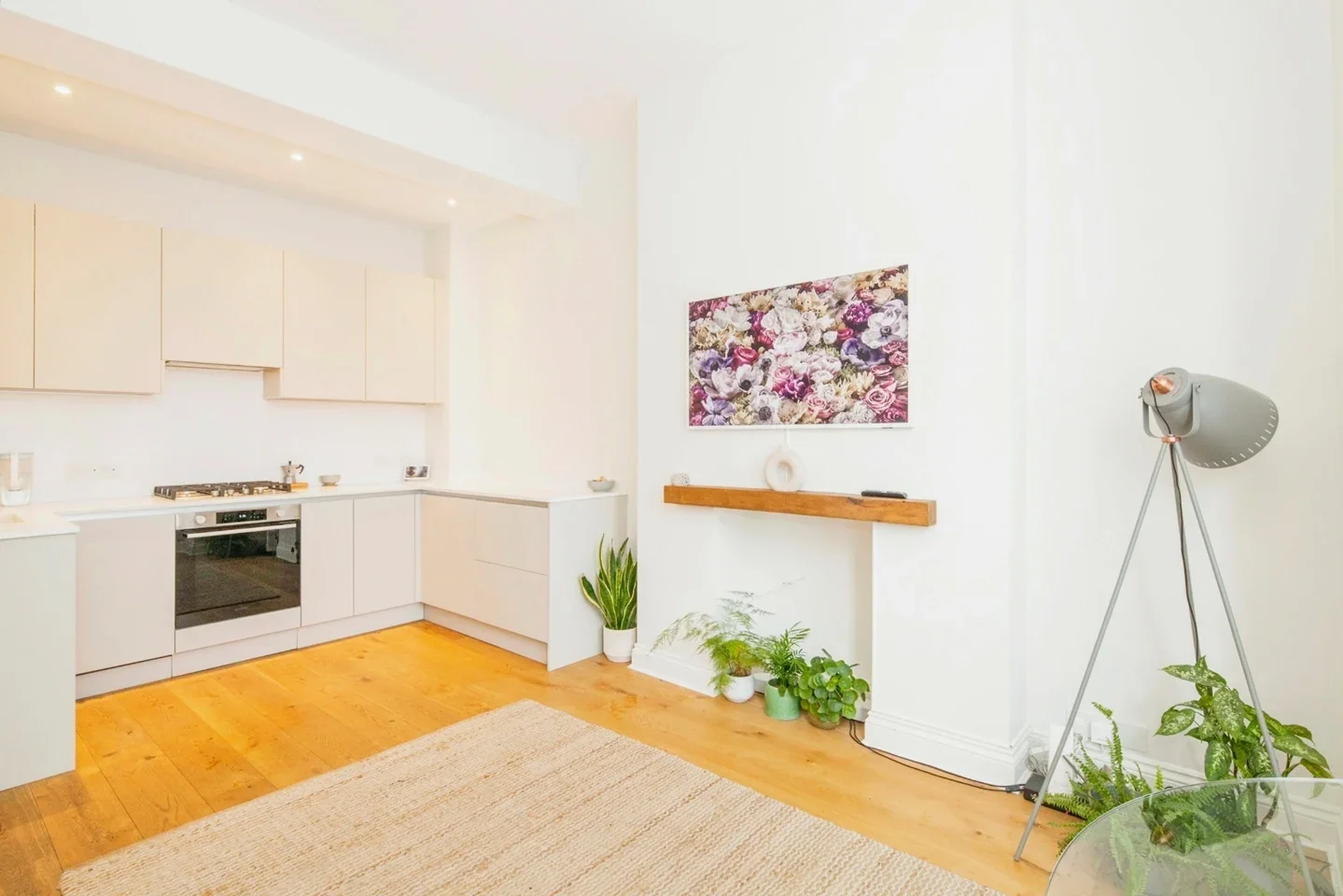 Flat Sandmere Road in Greater London