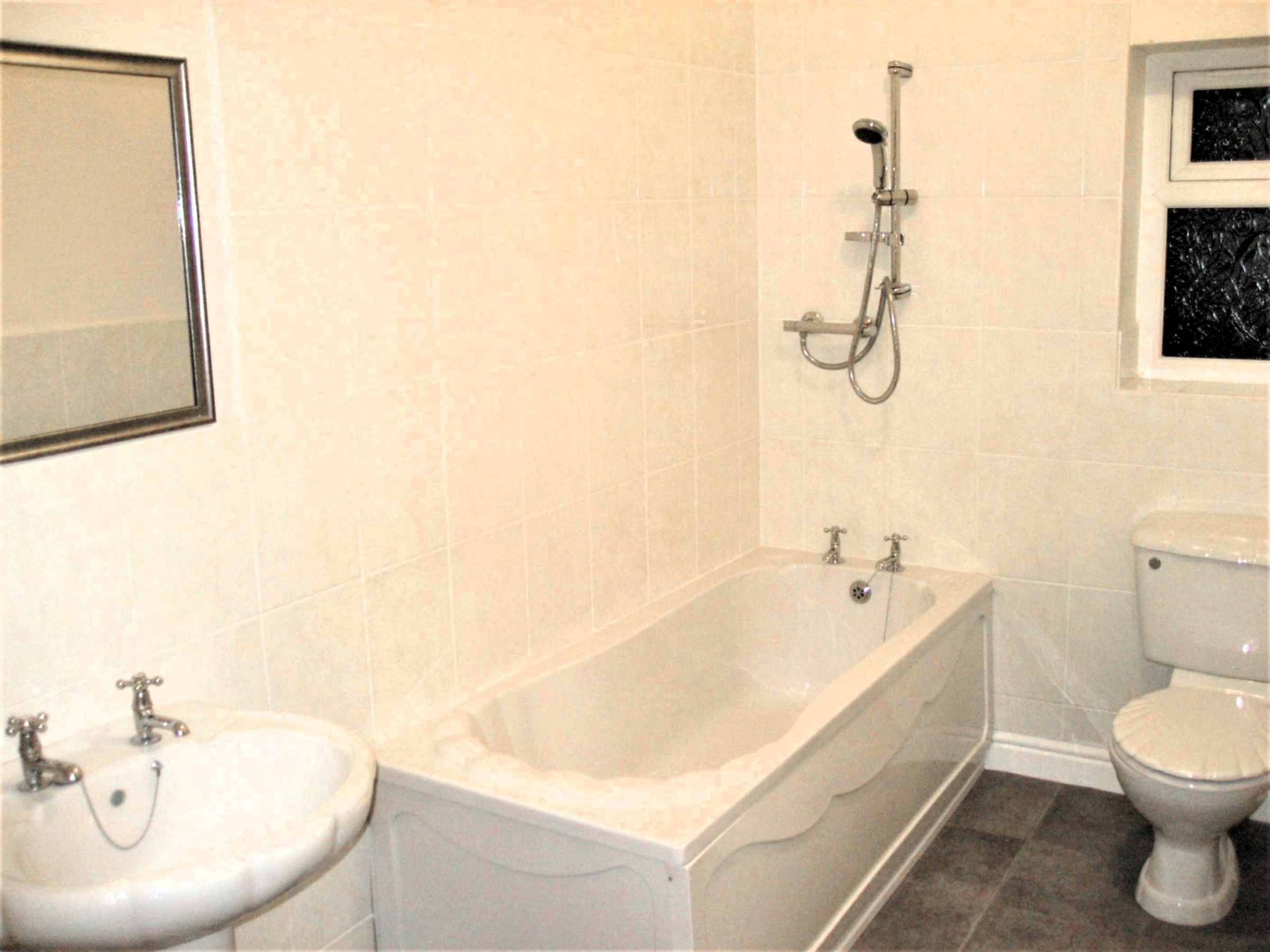 Room Abberton Road in Manchester