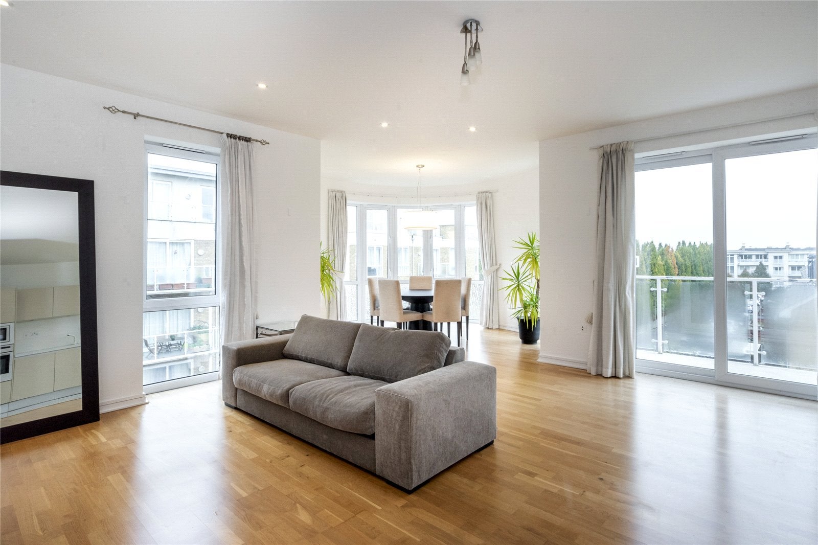 Flat Melliss Avenue in Greater London