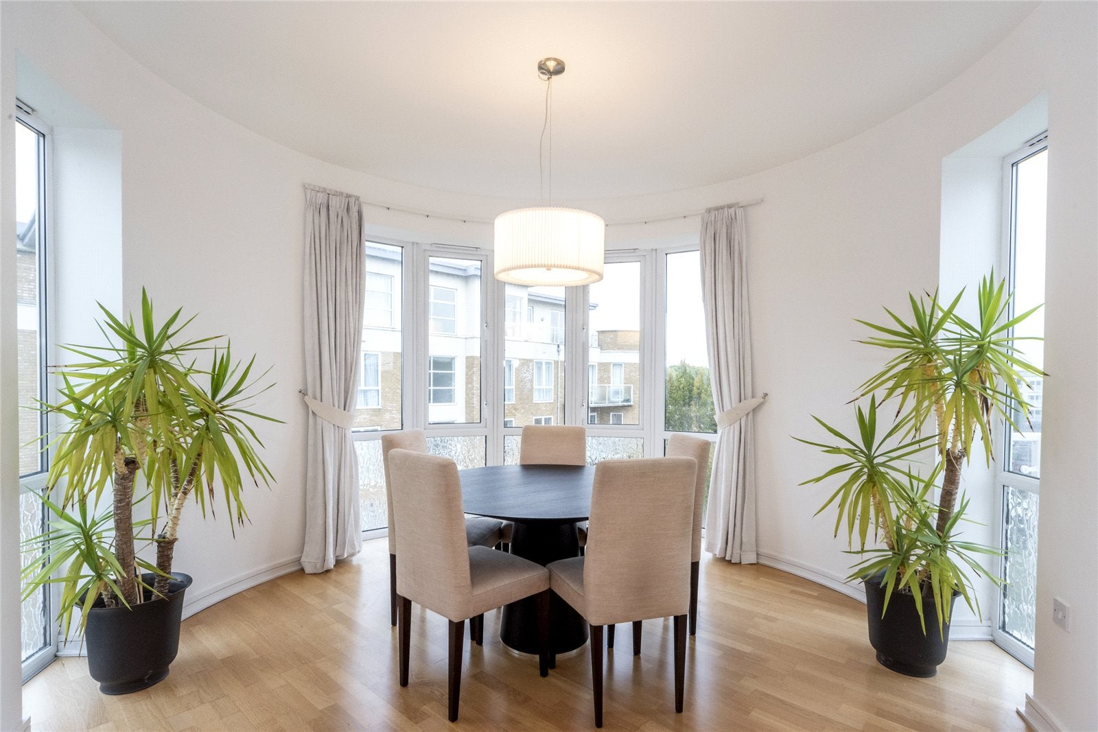 Flat Melliss Avenue in Greater London