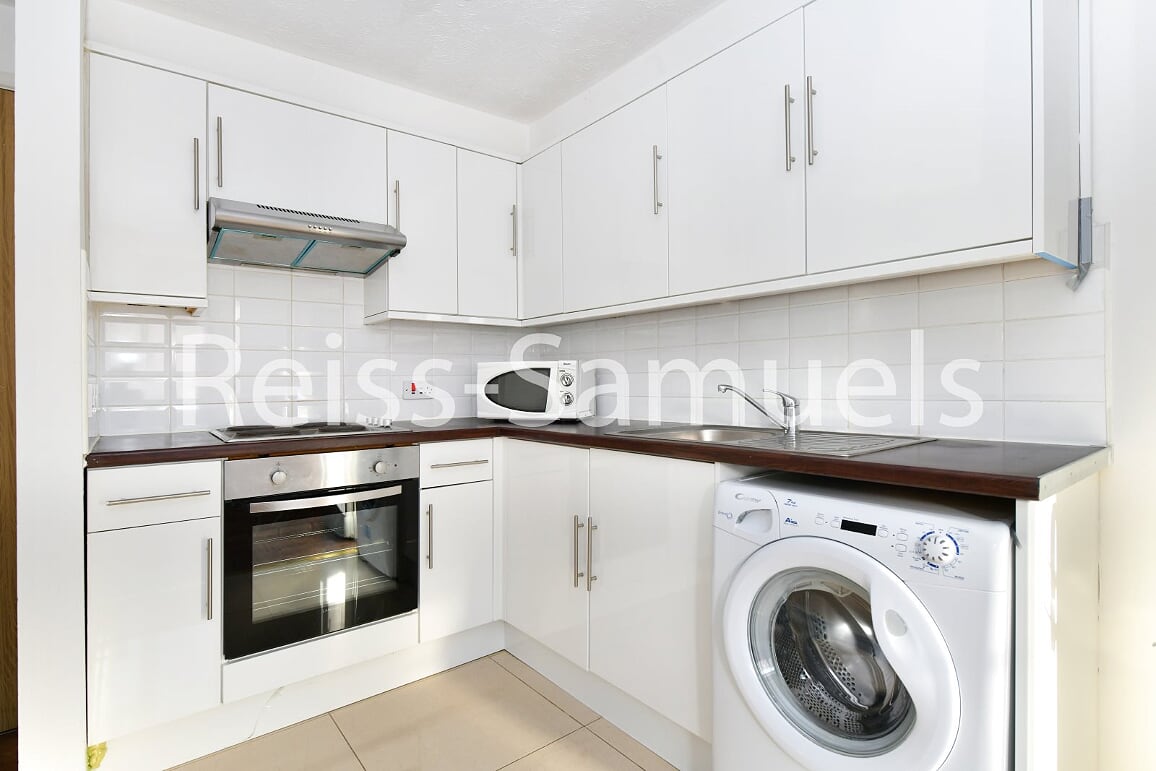 Flat Ambassador Square in Greater London