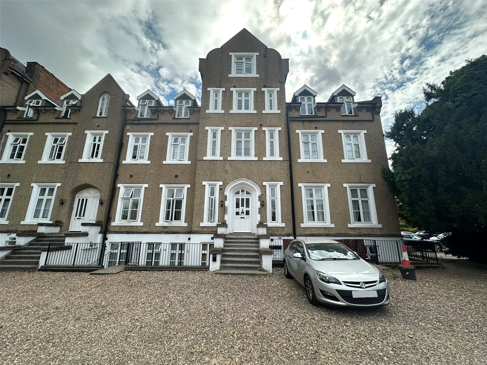 Flat Upton Park in Slough