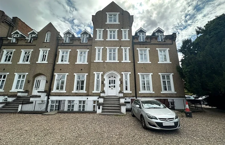 Flat Upton Park in Slough