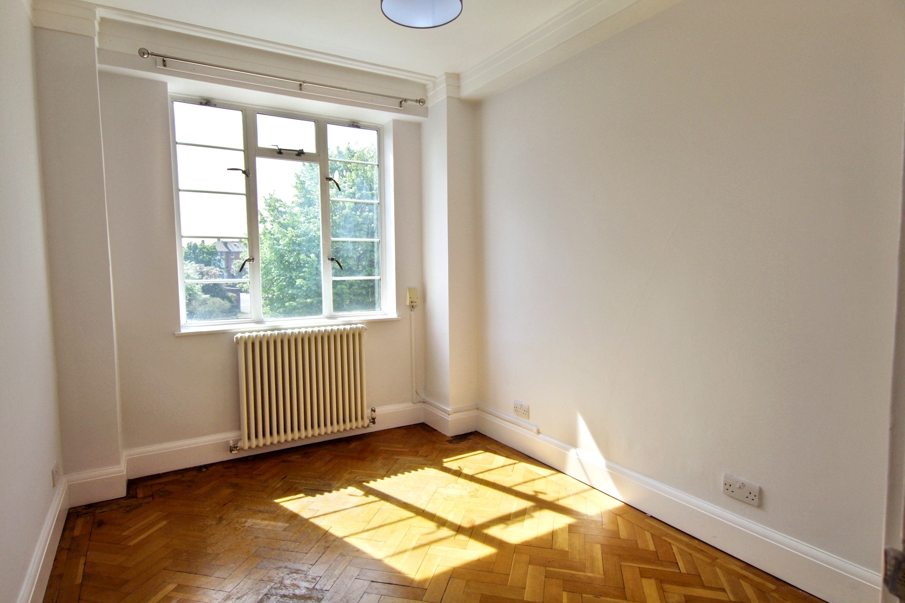 Room St Albans Road in Greater London