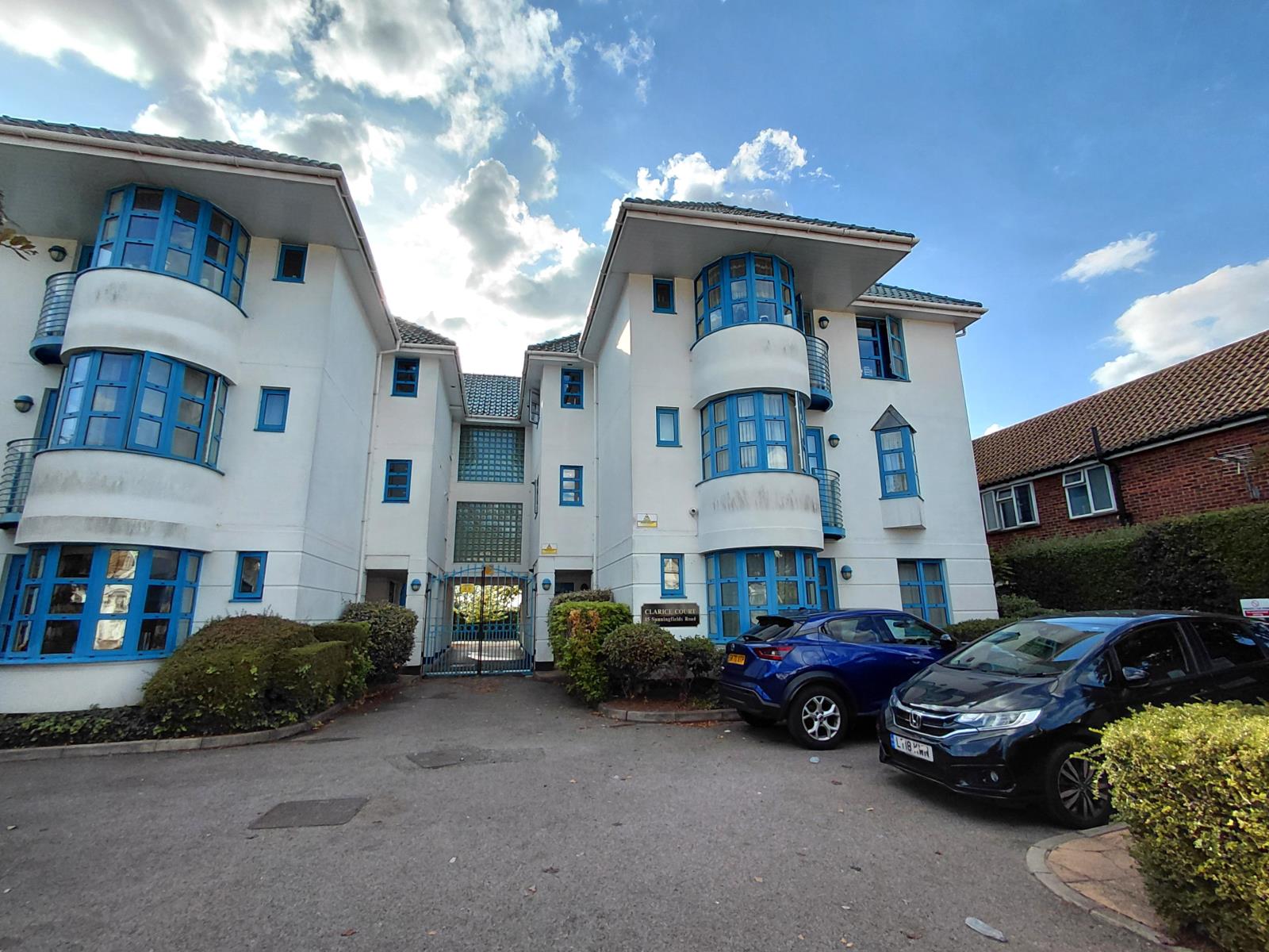 Flat Sunningfields Road in Greater London