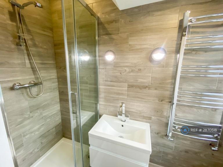 Room Mayfield Road in Greater London
