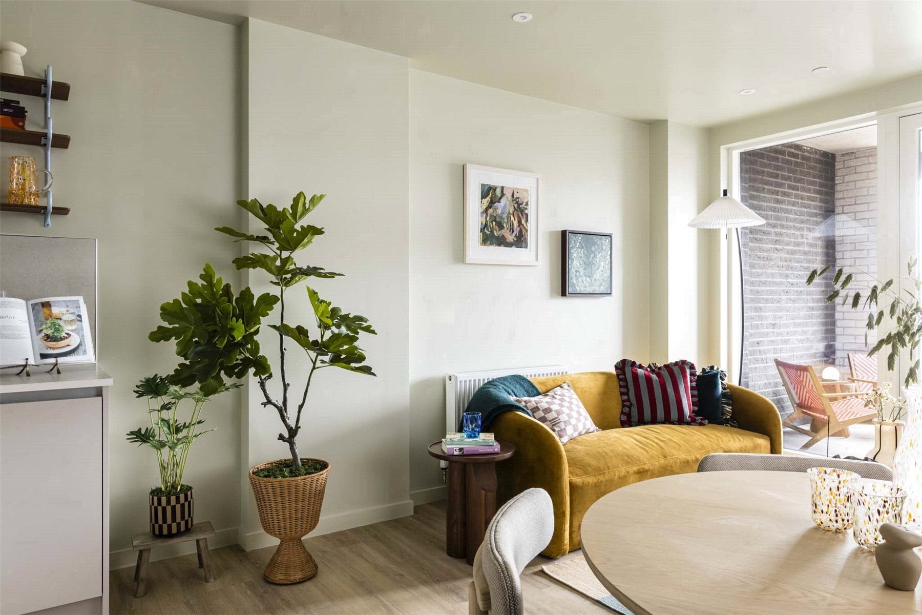 Flat Dawley Road in Greater London