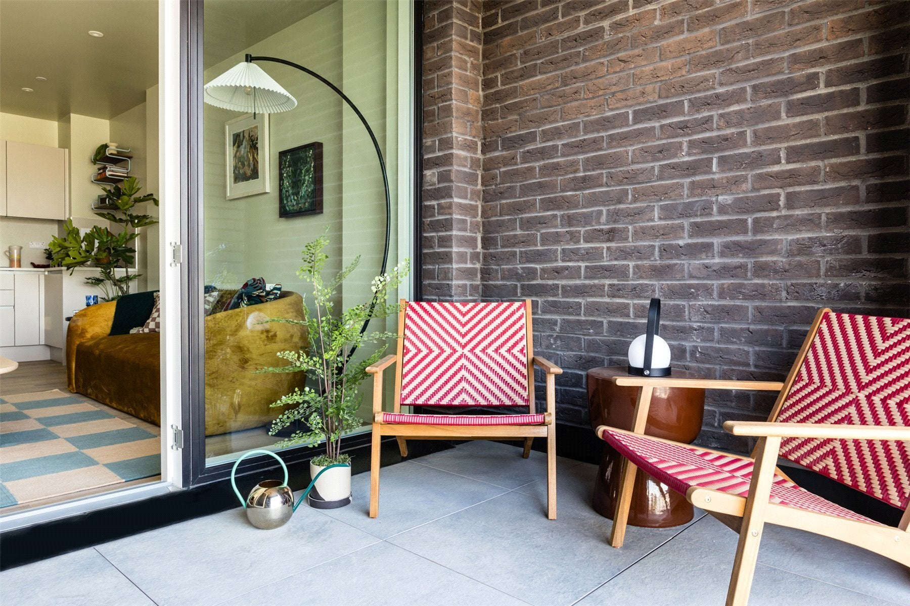 Flat Dawley Road in Greater London