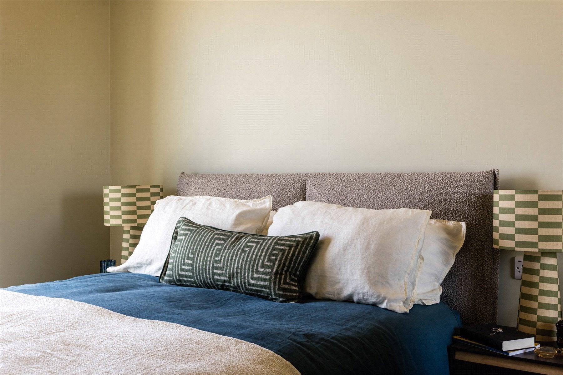 Flat Dawley Road in Greater London
