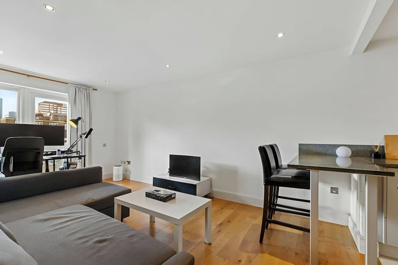 Flat Hoxton Square in Greater London