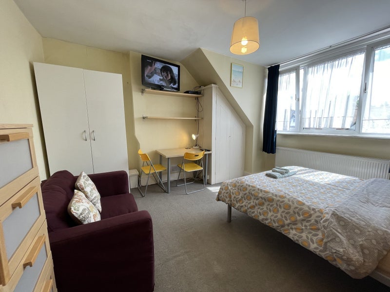 Room Dollis Park in Greater London