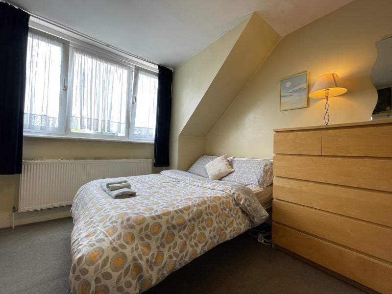 Room Dollis Park in Greater London