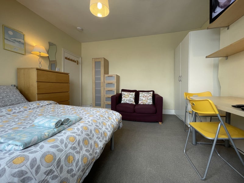 Room Dollis Park in Greater London