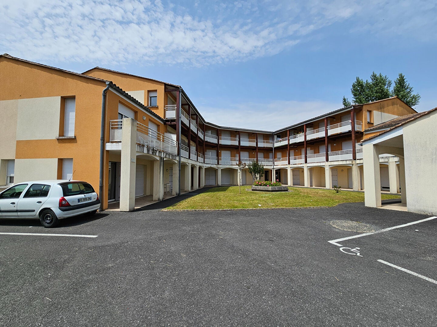 Flat Rue du Stade in La Couronne