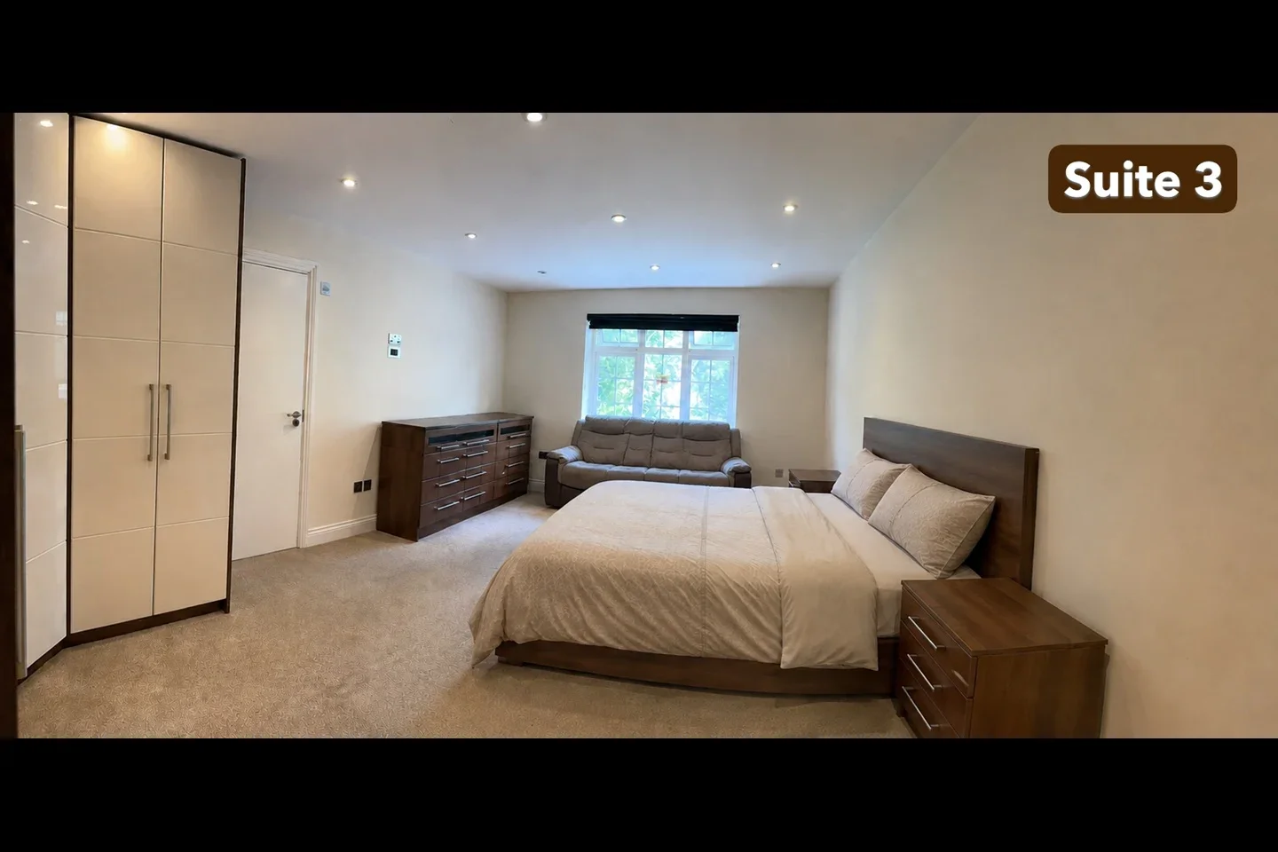 Flat Edgwarebury Lane in Greater London