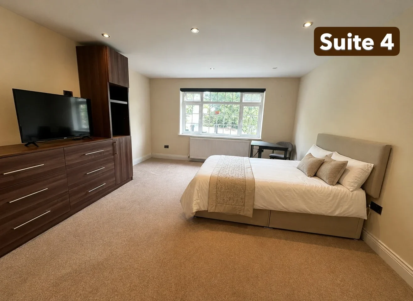 Flat Edgwarebury Lane in Greater London