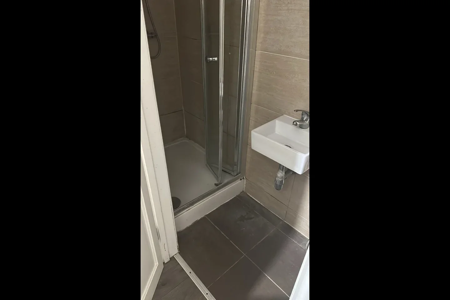 Room Whitby Gardens in Greater London