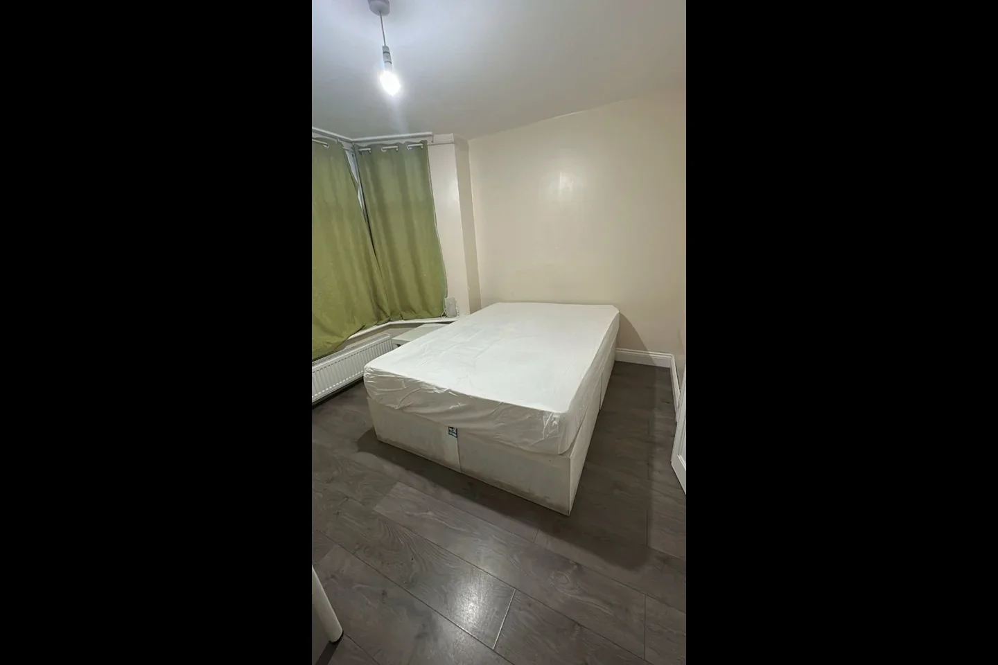 Room Whitby Gardens in Greater London
