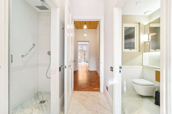 Flat Egerton Gardens in Greater London