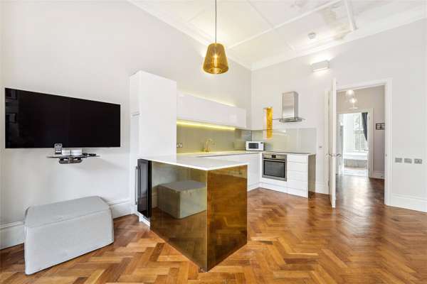 Flat Egerton Gardens in Greater London