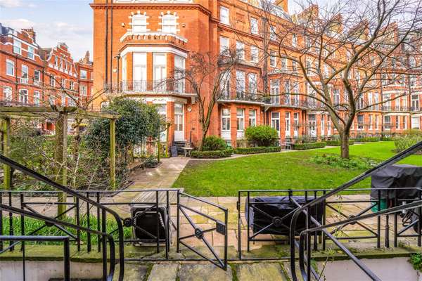 Flat Egerton Gardens in Greater London