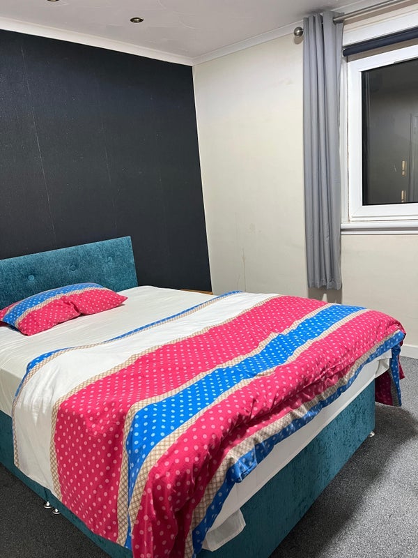 Room Armadale Path in Glasgow