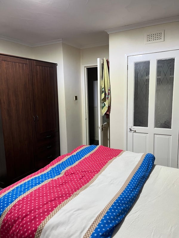 Room Armadale Path in Glasgow