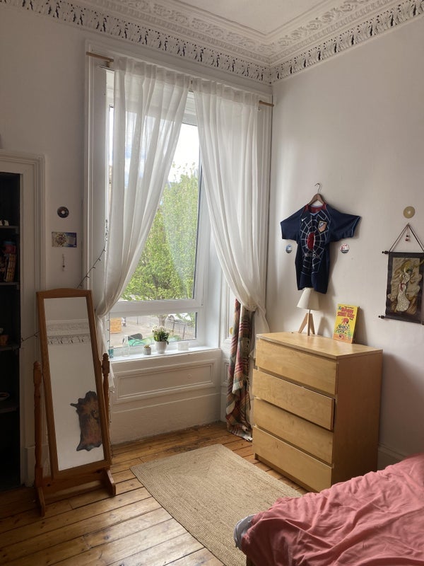 Room Paisley Road in Glasgow