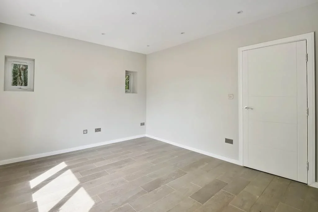 Flat Links Avenue in Greater London
